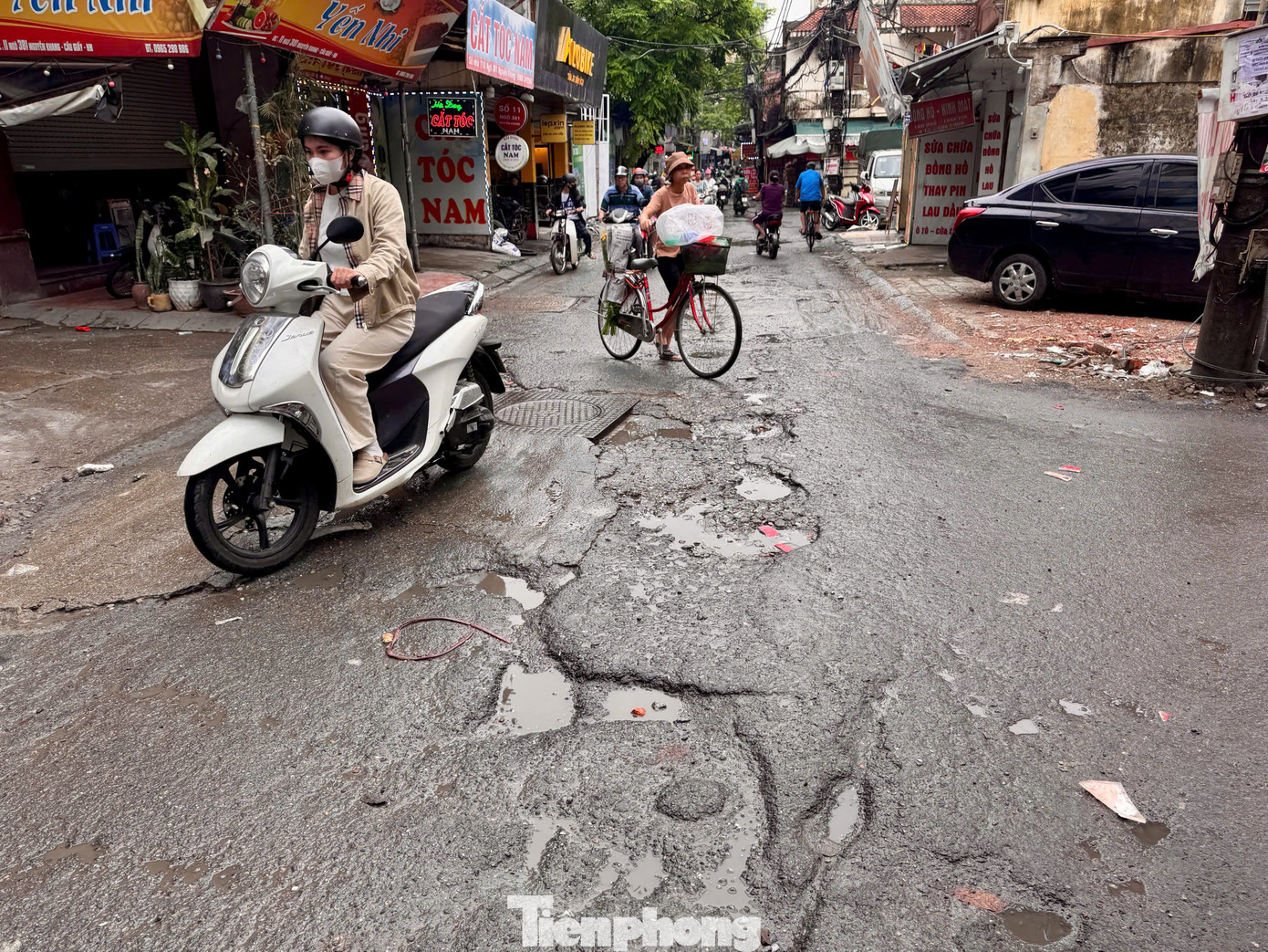 Những ngày mưa, mặt đường trơn trượt, các hố sâu ngập nước, tiềm ẩn nguy hiểm cho người tham gia giao thông. Nhiều vụ ngã xe tại ngõ 381 Nguyễn Khang đã xảy ra. Nhiều người ám ảnh mỗi khi phải đi qua con ngõ này. Những ngày mưa, mặt đường trơn trượt, các hố sâu ngập nước, tiềm ẩn nguy hiểm cho người tham gia giao thông. Nhiều vụ ngã xe tại ngõ 381 Nguyễn Khang đã xảy ra. Nhiều người ám ảnh mỗi khi phải đi qua con ngõ này.