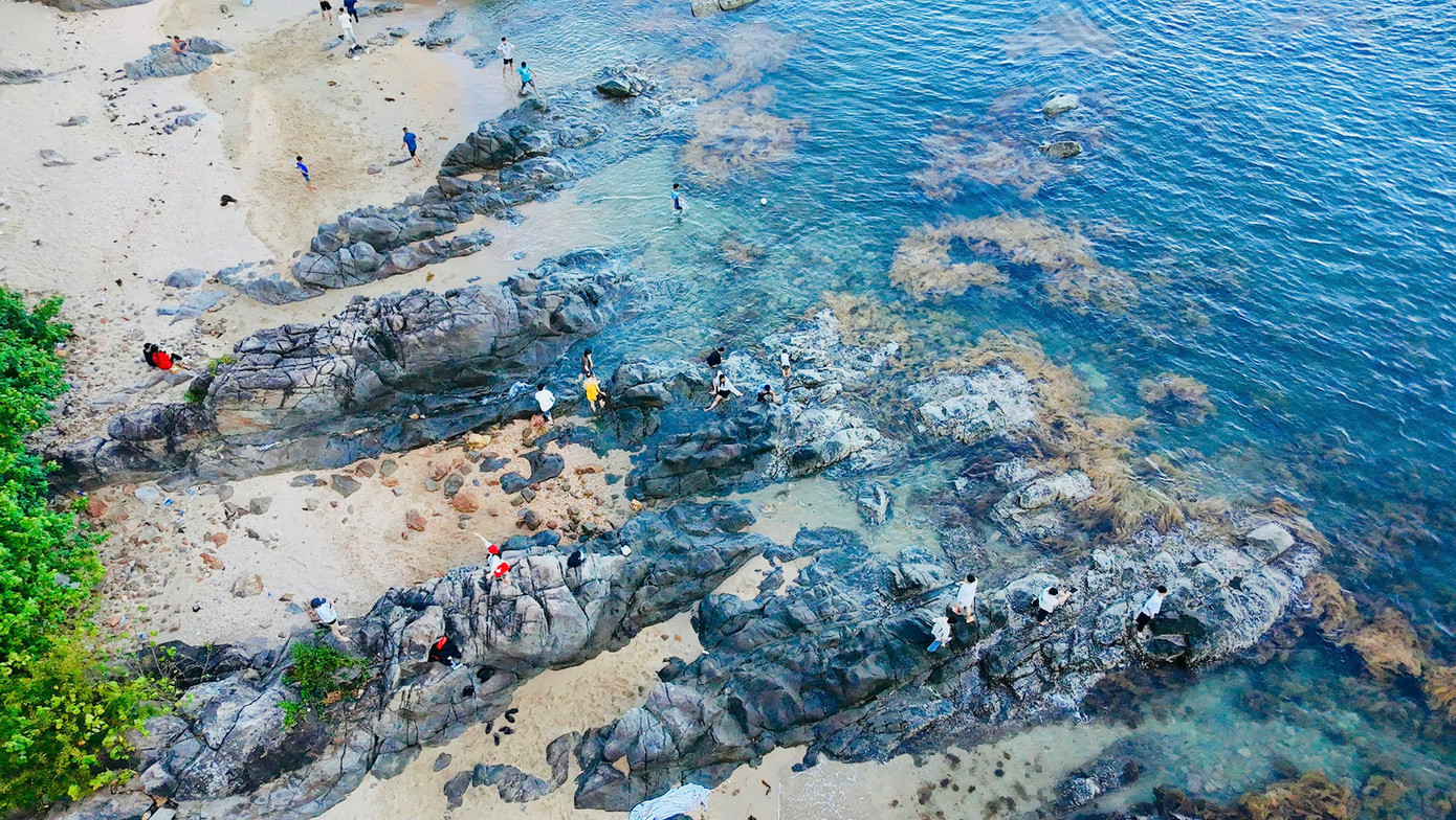 Ghềnh Bàng cuốn hút bởi bãi đá tự nhiên, nước biển trong xanh và hệ sinh thái biển đa dạng. Nơi đây phù hợp để lặn ngắm san hô, tắm biển hoặc cắm trại qua đêm. Không có dịch vụ du lịch ồn ào, Ghềnh Bàng vẫn giữ được nét đẹp yên bình, hoang sơ và tách biệt. Ghềnh Bàng cuốn hút bởi bãi đá tự nhiên, nước biển trong xanh và hệ sinh thái biển đa dạng. Nơi đây phù hợp để lặn ngắm san hô, tắm biển hoặc cắm trại qua đêm. Không có dịch vụ du lịch ồn ào, Ghềnh Bàng vẫn giữ được nét đẹp yên bình, hoang sơ và tách biệt.