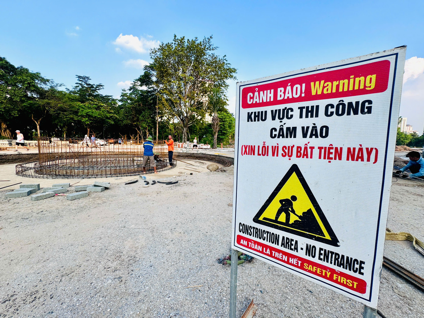 Hiện tại các đơn vị thi công đang tiến hành cải tạo sửa chữa, hoàn thiện những hạng mục cuối trong khuôn viên Công viên Cầu Giấy. Hệ thống lòng đường, vỉa hè đi bộ trong công viên đã được sửa sang, lát mới toàn bộ.