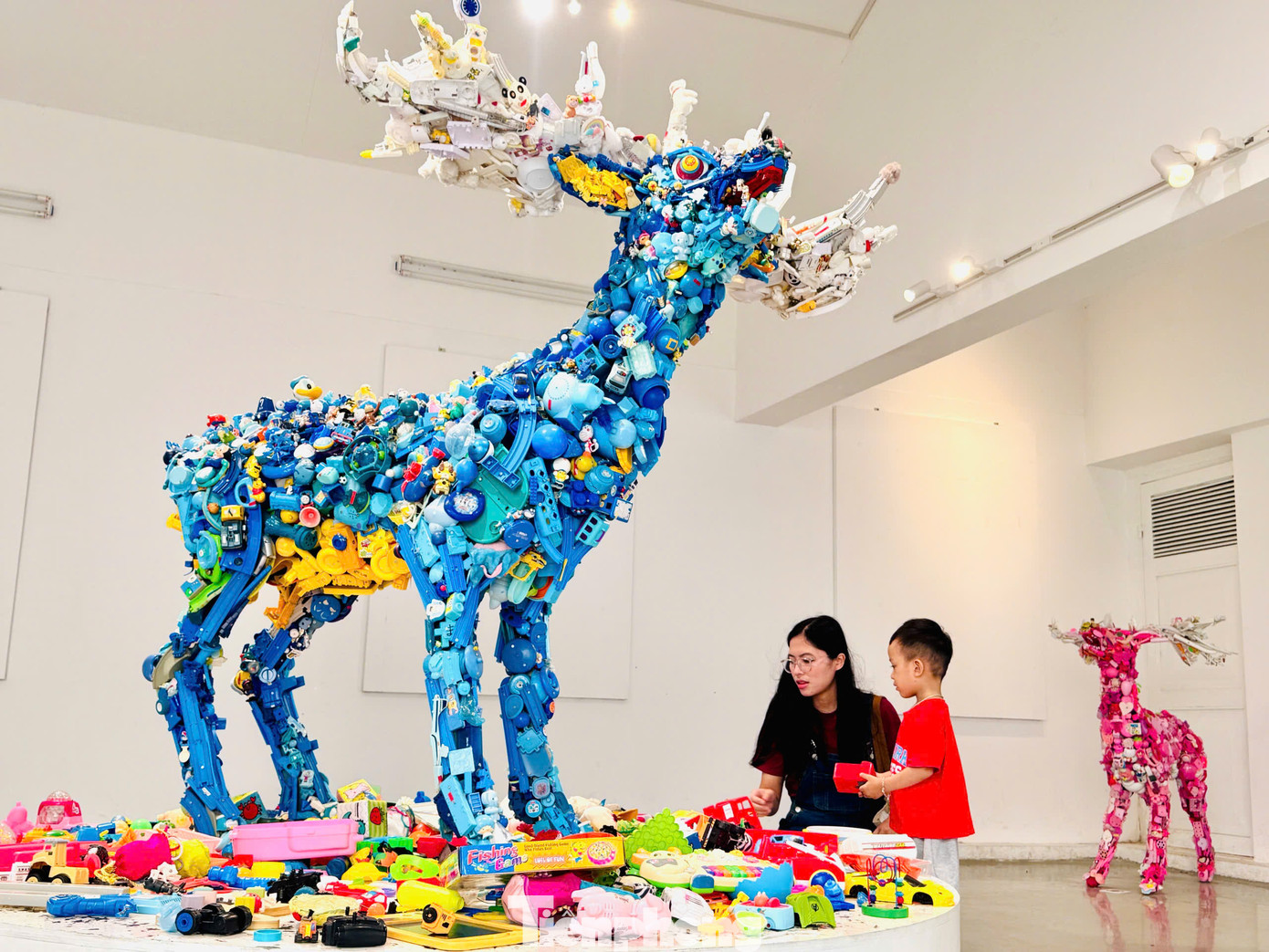 Bằng cách tái sinh những món đồ chơi tưởng chừng đã bị lãng quên thành những hình hài mới mẻ và ấn tượng, nghệ sĩ Fuji Hiroshi mở ra một cuộc đối thoại thị giác mạnh mẽ về tiêu dùng, ký ức và sự tái sinh của đồ vật.