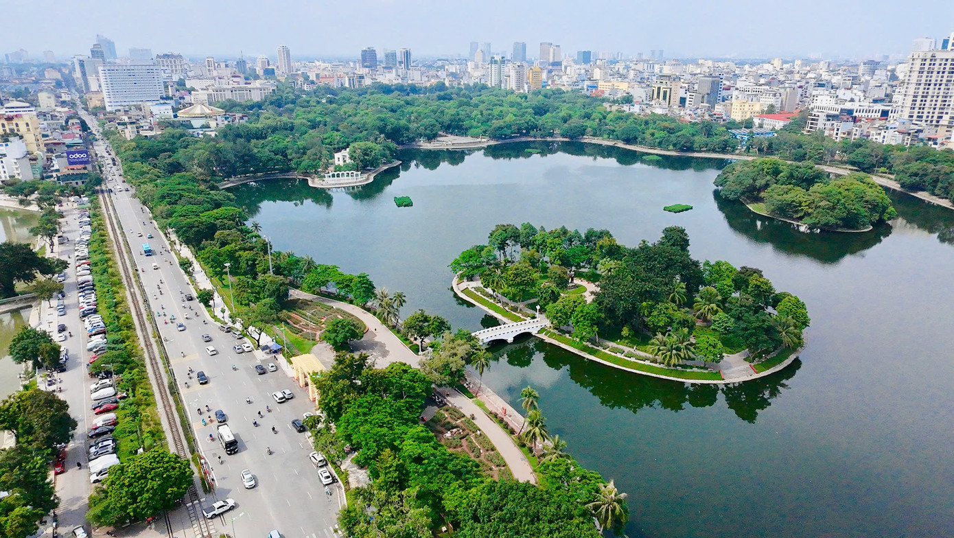 Công viên Thống Nhất, lá phổi xanh giữa lòng Hà Nội sau khi tháo dỡ hàng rào đã trở nên gần gũi hơn và thành điểm đến lý tưởng cho người dân đến thư giãn, tập thể dục, tận hưởng không gian xanh mát giữa ngày hè oi ả. Công viên Thống Nhất, lá phổi xanh giữa lòng Hà Nội sau khi tháo dỡ hàng rào đã trở nên gần gũi hơn và thành điểm đến lý tưởng cho người dân đến thư giãn, tập thể dục, tận hưởng không gian xanh mát giữa ngày hè oi ả.