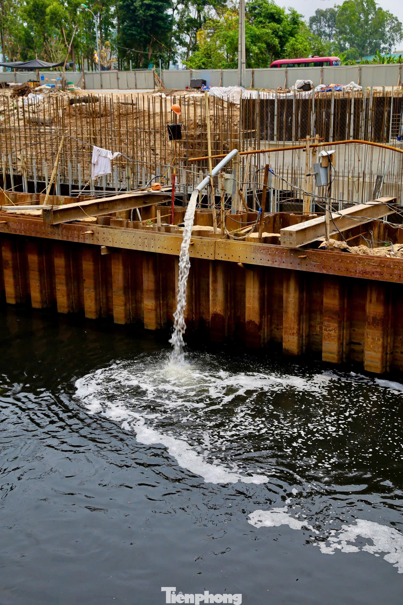 Theo ghi nhận của phóng viên sáng 7/5, công nhân đang khẩn trương thi công trên công trường để đảm bảo đúng tiến độ.