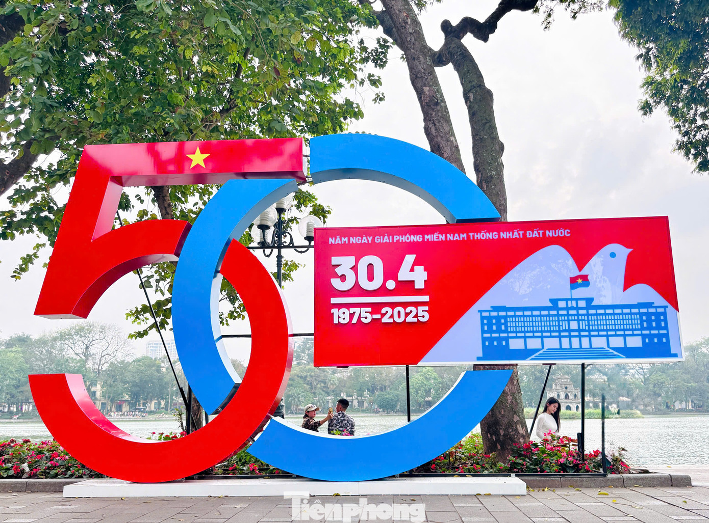 Quanh hồ Hoàn Kiếm hiện đã bố trí hàng loạt biểu tượng "50 năm Ngày Giải phóng miền Nam, Thống nhất đất nước".