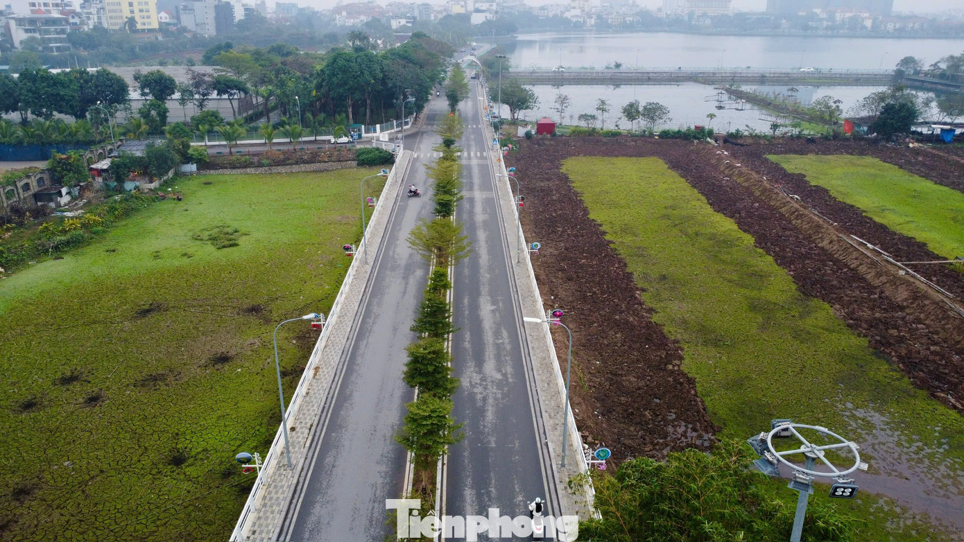 Thời điểm hiện tại, hồ gần như cạn nước. Thời điểm hiện tại, hồ gần như cạn nước.