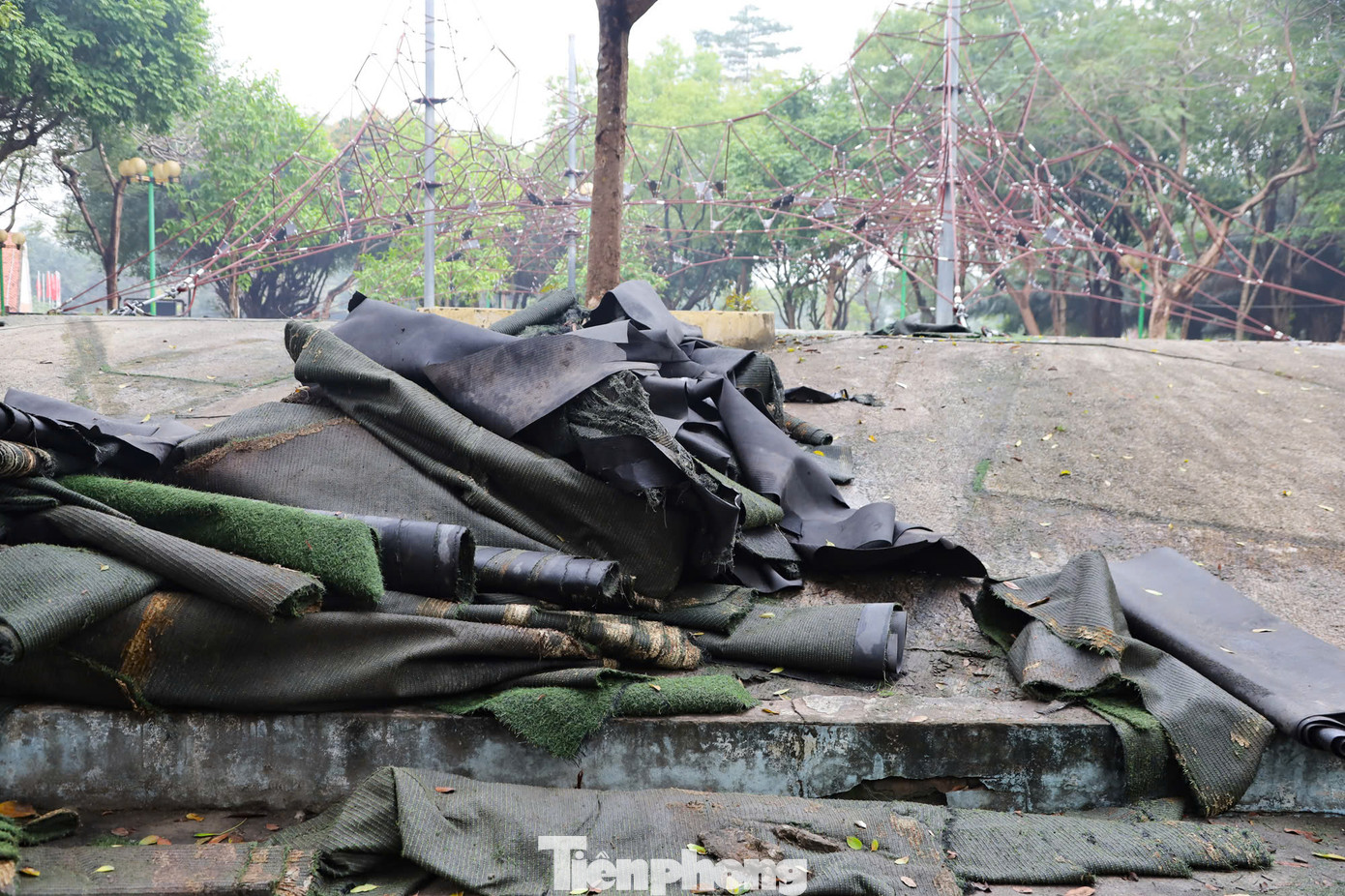 Khu vực vui chơi trẻ em và thiết bị tập thể thao được lắp đặt trước đó đã xuống cấp theo thời gian, được kiểm tra kỹ lưỡng và đưa ra phương án sửa chữa.