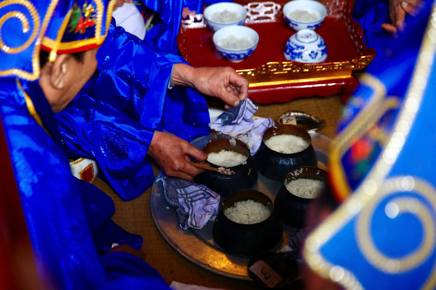 Sau khi tìm đủ 4 nồi cơm, ban giám khảo sẽ mang xới ra bát để dâng lên Thành hoàng làng. Sau khi nồi cơm của đội 4 giành giải nhất được công bố, người dân vội vàng lao tới, tranh nhau bốc một nắm cơm để ăn lấy may đầu xuân năm mới. Sau khi tìm đủ 4 nồi cơm, ban giám khảo sẽ mang xới ra bát để dâng lên Thành hoàng làng. Sau khi nồi cơm của đội 4 giành giải nhất được công bố, người dân vội vàng lao tới, tranh nhau bốc một nắm cơm để ăn lấy may đầu xuân năm mới.