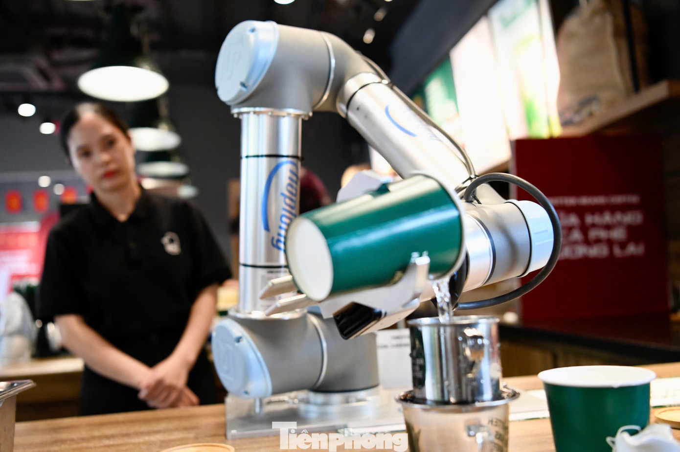 Robot đầu tiên tên Tú đóng vai một "barista" được lập trình pha chế các đồ uống. Hệ thống lập trình của Tú được tính toán chính xác các khoảng cách và góc nắm giữ bình đựng, thìa xúc nguyên liệu… để thao tác đúng với các dụng cụ trong quy trình pha chế.