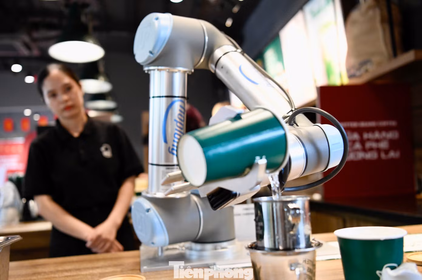 Robot đầu tiên tên Tú đóng vai một "barista" được lập trình pha chế các đồ uống. Hệ thống lập trình của Tú được tính toán chính xác các khoảng cách và góc nắm giữ bình đựng, thìa xúc nguyên liệu… để thao tác đúng với các dụng cụ trong quy trình pha chế.