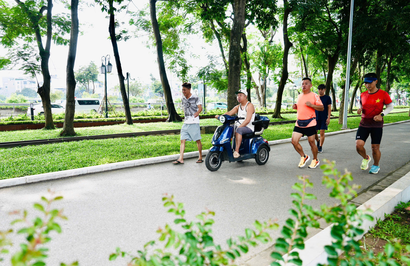 Sau khi mở không gian, người dân dễ dàng tiếp cận công viên từ nhiều hướng. Người dân thoải mái đi bộ, chạy thể dục hàng ngày. Thảm cỏ mướt mắt trở thành khu vui chơi tự nhiên an toàn, thân thiện với trẻ nhỏ.