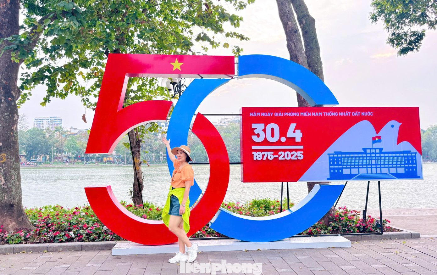 Quanh hồ Hoàn Kiếm hiện đã bố trí hàng loạt biểu tượng "50 năm Ngày Giải phóng miền Nam, Thống nhất đất nước".