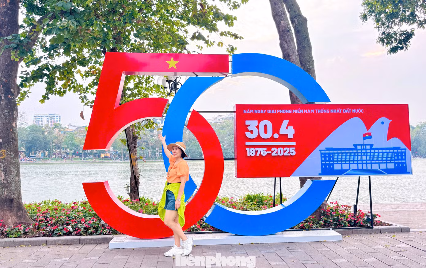 Quanh hồ Hoàn Kiếm hiện đã bố trí hàng loạt biểu tượng "50 năm Ngày Giải phóng miền Nam, Thống nhất đất nước".