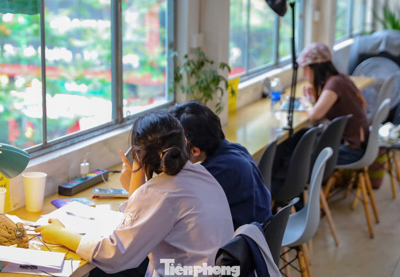 Tầng 3 mang đến không gian linh hoạt, nơi các bạn trẻ có thể thoải mái trao đổi công việc, làm việc nhóm hoặc thư giãn.