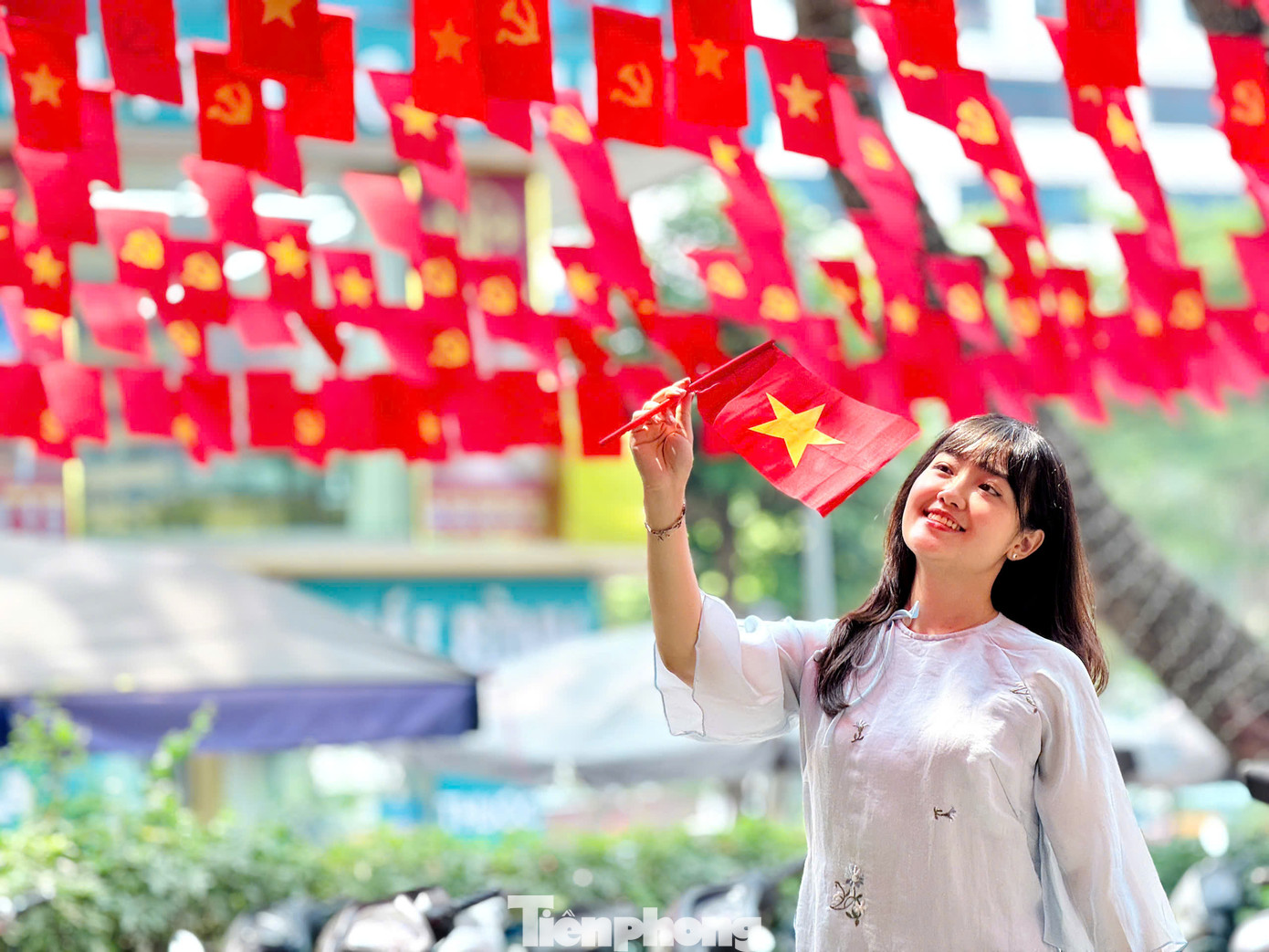 Màu đỏ rực của cờ Tổ quốc, cờ búa liềm xuất hiện từ các tuyến phố chính cho đến các quán cafe, nhà hàng... tạo nên một không gian thiêng liêng, tràn đầy niềm tự hào dân tộc.