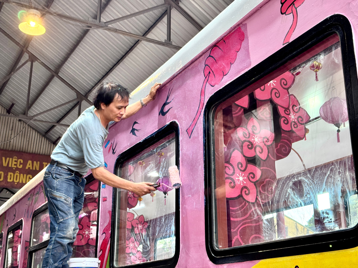 Chuyến tàu đặc biệt chạy xuyên giao thừa Tết Ất Tỵ được trang trí những bức họa màu sắc nổi bật về mùa xuân, ngày Tết cổ truyền của dân tộc. Chuyến tàu đặc biệt chạy xuyên giao thừa Tết Ất Tỵ được trang trí những bức họa màu sắc nổi bật về mùa xuân, ngày Tết cổ truyền của dân tộc.