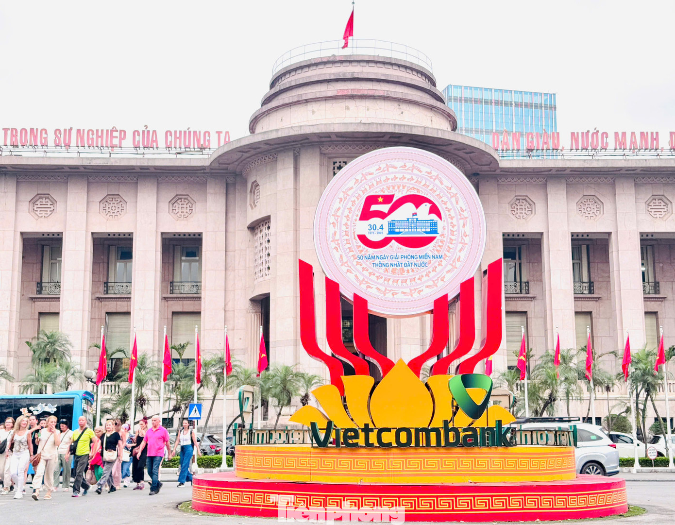 Những khẩu hiệu, pano nổi bật trên các con phố đã thu hút sự chú ý của khách du lịch quốc tế đang khám phá Hà Nội trong những ngày đầu hè.