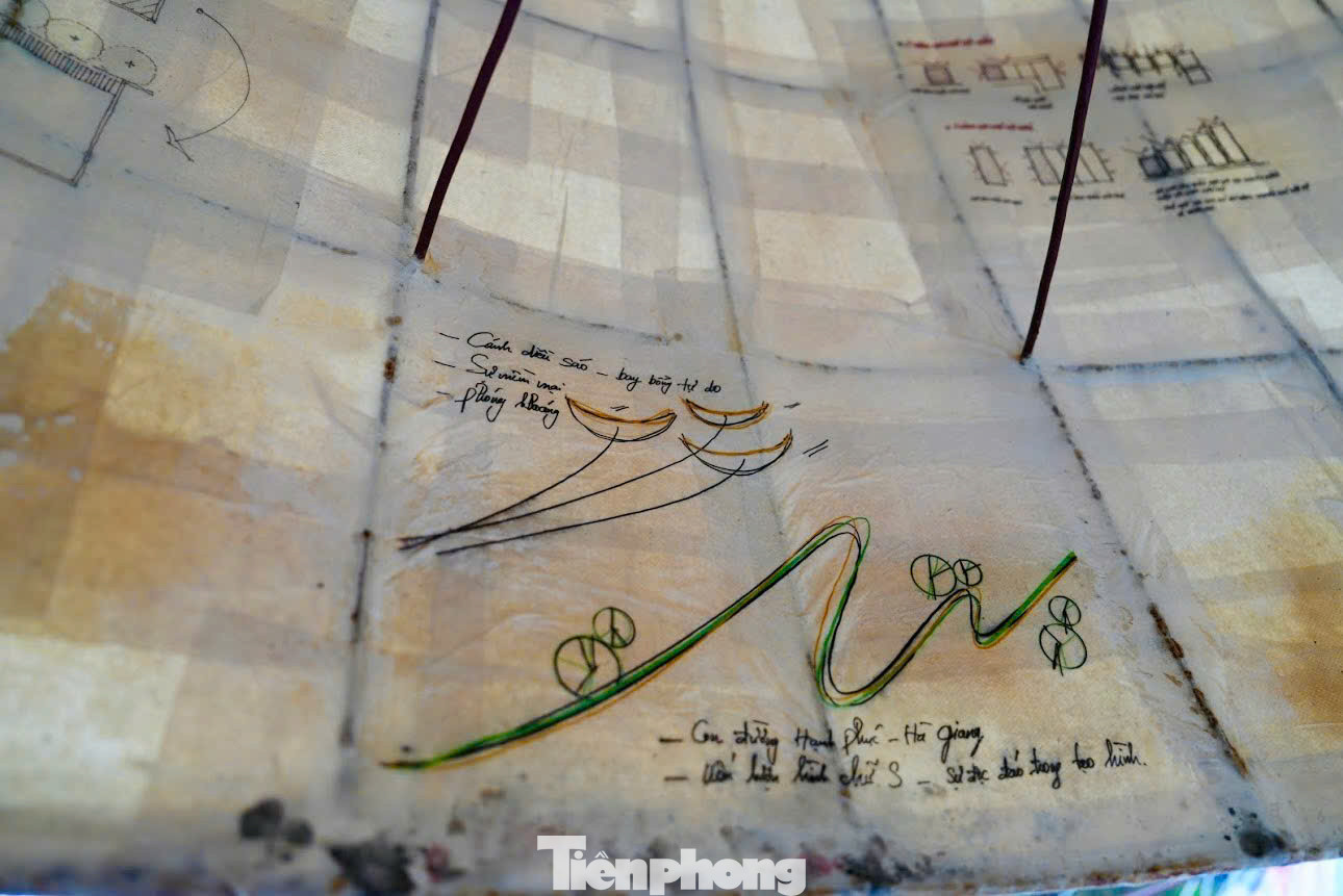 Toàn bộ phần mái vòm trong không gian triển lãm được làm từ vật liệu tái chế, giấy dó thủ công.