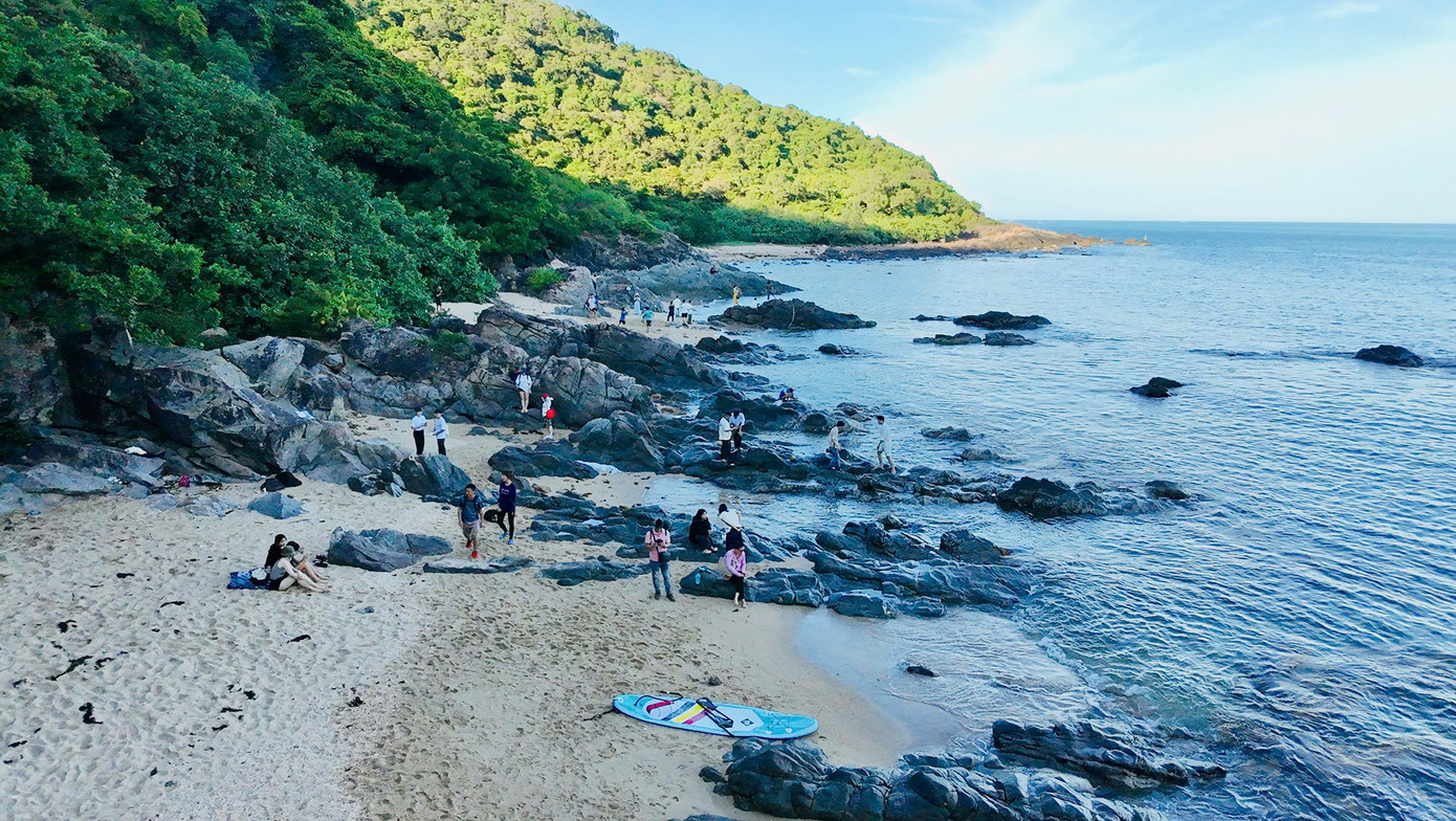 Vượt hơn 1km đường rừng với thời gian di chuyển khoảng gần 30 phút, địa điểm Ghềnh Bàng đã hiện ra trước mắt. Đây là điểm du lịch hấp dẫn, hoang sơ của bán đảo Sơn Trà ở TP Đà Nẵng. Vượt hơn 1km đường rừng với thời gian di chuyển khoảng gần 30 phút, địa điểm Ghềnh Bàng đã hiện ra trước mắt. Đây là điểm du lịch hấp dẫn, hoang sơ của bán đảo Sơn Trà ở TP Đà Nẵng.