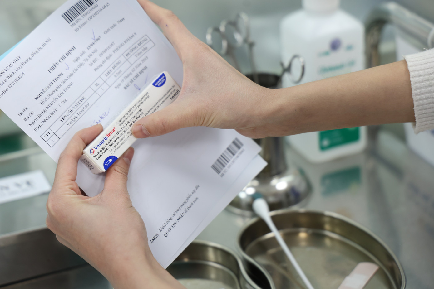 Ở người cao tuổi và mắc bệnh nền, vắc xin giúp giảm 70-80% tỷ lệ tử vong có liên quan đến cúm. Tiêm cúm ngoài bảo vệ mẹ còn giúp truyền kháng thể thụ động cho trẻ sơ sinh khi sinh ra, giảm 51% nguy cơ thai chết lưu, giảm 72% nguy cơ trẻ dưới 6 tháng tuổi nhập viện do cúm. Tiêm vắc xin không chỉ giúp bảo vệ sức khỏe bản thân mà tạo miễn dịch cộng đồng, bảo vệ những người chưa được tiêm chủng. Ở người cao tuổi và mắc bệnh nền, vắc xin giúp giảm 70-80% tỷ lệ tử vong có liên quan đến cúm. Tiêm cúm ngoài bảo vệ mẹ còn giúp truyền kháng thể thụ động cho trẻ sơ sinh khi sinh ra, giảm 51% nguy cơ thai chết lưu, giảm 72% nguy cơ trẻ dưới 6 tháng tuổi nhập viện do cúm. Tiêm vắc xin không chỉ giúp bảo vệ sức khỏe bản thân mà tạo miễn dịch cộng đồng, bảo vệ những người chưa được tiêm chủng.