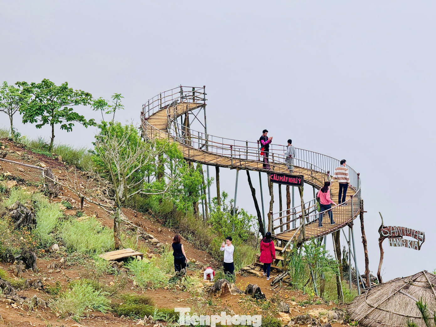 Đến bản Hang Kia, du khách có cơ hội khám phá thiên nhiên hùng vĩ và tận hưởng bầu không khí trong lành.