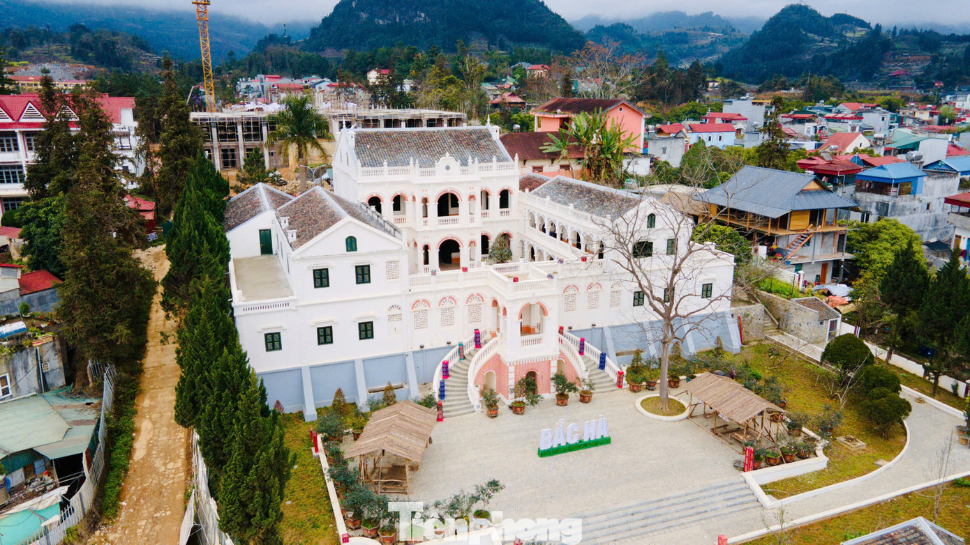 Dự án tu bổ dinh thự Hoàng A Tưởng (Bắc Hà, Lào Cai) được khởi công từ tháng 12/2023 với tổng mức đầu tư gần 12 tỷ đồng. Dự án tu bổ dinh thự Hoàng A Tưởng (Bắc Hà, Lào Cai) được khởi công từ tháng 12/2023 với tổng mức đầu tư gần 12 tỷ đồng.