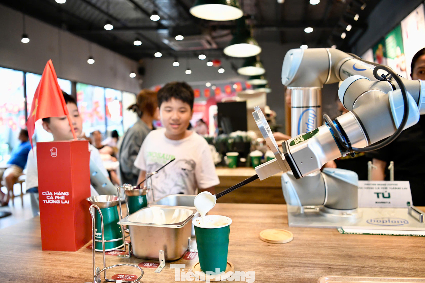 Du khách rất hào hứng trải nghiệm dịch vụ mới lạ, độc đáo này tại quán trong những ngày nghỉ lễ.