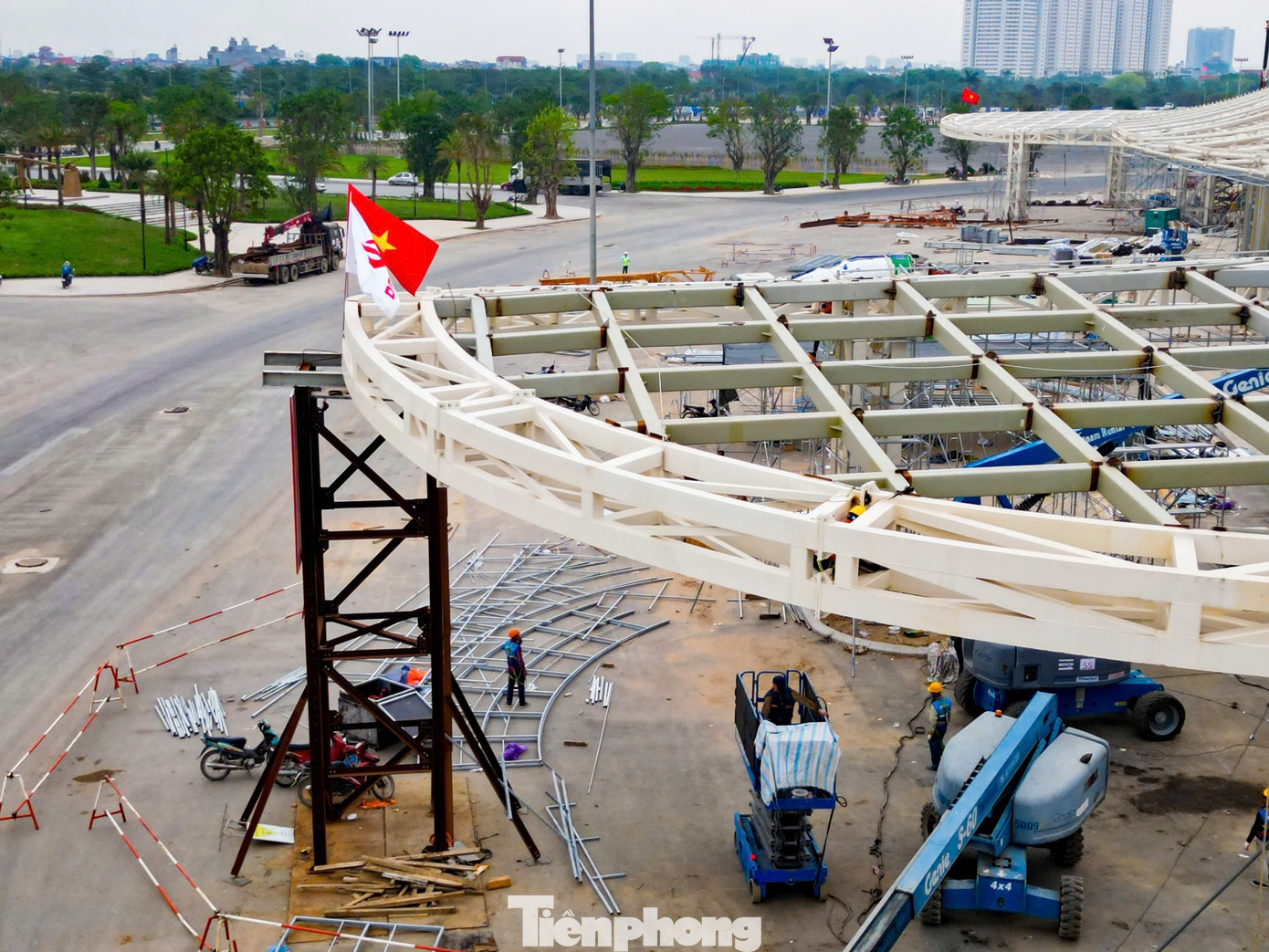 Thời điểm hiện tại, đơn vị thi công đang tích cực triển khai các hạng mục cuối cùng của dự án. Từng hạng mục thi công đang được đẩy nhanh tiến độ, hé lộ diện mạo của một quần thể hội chợ - triển lãm tầm cỡ quốc tế.