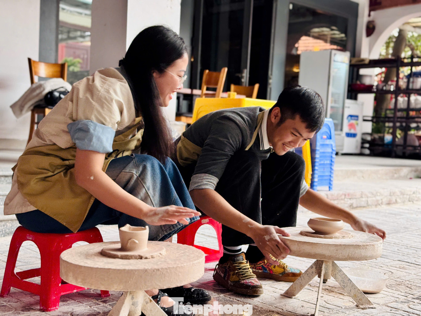 Chào Xuân Ất Tỵ, các xưởng gốm mở cửa đón du khách từ mùng 3 Tết với hàng chục lớp học nặn gốm thú vị. Những người thợ gốm dày dạn kinh nghiệm sẽ hướng dẫn từng bước cho các bạn trẻ, từ việc chọn đất, nhào nặn cho đến tạo hình sản phẩm hấp dẫn.