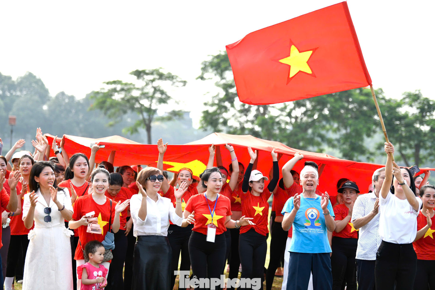 Điểm nhấn của Chương trình Chào mừng Ngày quốc tế yoga năm 2025 tại Công Viên Yên Sở, Hà Nội năm nay là màn Xếp hình Bản Đồ Việt Nam của khoảng 1000 người có mặt trong màu áo cờ đỏ sao vàng, thể hiện tinh thần đoàn kết, tôn vinh bản sắc văn hóa Việt Nam và sự hòa quyện hài hòa giữa Yoga – một di sản văn hóa phi vật thể của thế giới bắt nguồn từ Ấn Độ, với người Việt.