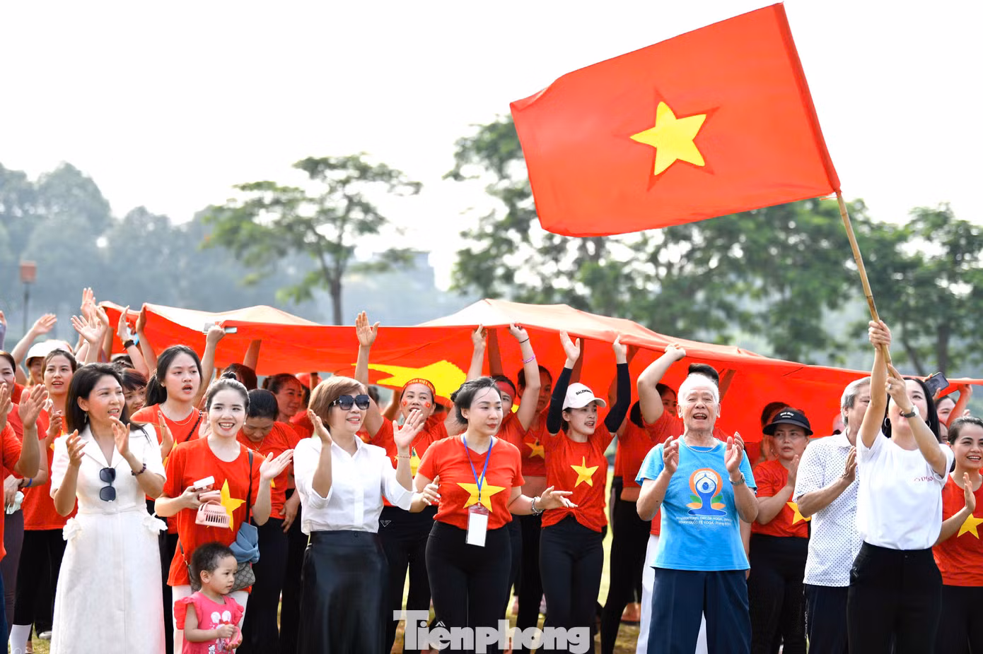 Điểm nhấn của Chương trình Chào mừng Ngày quốc tế yoga năm 2025 tại Công Viên Yên Sở, Hà Nội năm nay là màn Xếp hình Bản Đồ Việt Nam của khoảng 1000 người có mặt trong màu áo cờ đỏ sao vàng, thể hiện tinh thần đoàn kết, tôn vinh bản sắc văn hóa Việt Nam và sự hòa quyện hài hòa giữa Yoga – một di sản văn hóa phi vật thể của thế giới bắt nguồn từ Ấn Độ, với người Việt.
