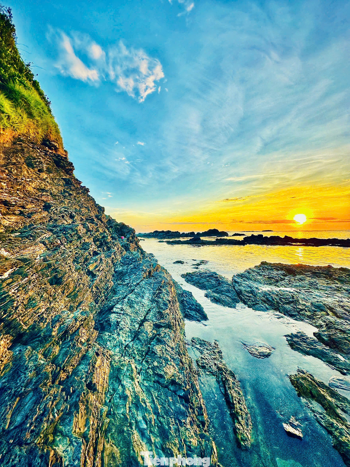 Ghềnh dài 2 km, cao 40 m uốn quanh ngọn núi dọc bờ biển, nước trong xanh. Điểm đến này còn hoang sơ, hiện không phí tham quan. Ghềnh đá thu hút nhiều nhiếp ảnh gia tới ghi lại khoảnh khắc đón bình minh và hoàng hôn tuyệt đẹp.