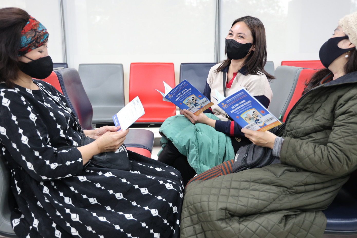 Chị Trần Thị Liên (ngồi giữa) ở quận Cầu Giấy cho biết: "Sắp tới tôi có chuyến du lịch nước ngoài, lo ngại dịch bệnh bùng phát nên đã đi tiêm phòng cúm cho cẩn thận". Chị Trần Thị Liên (ngồi giữa) ở quận Cầu Giấy cho biết: "Sắp tới tôi có chuyến du lịch nước ngoài, lo ngại dịch bệnh bùng phát nên đã đi tiêm phòng cúm cho cẩn thận".