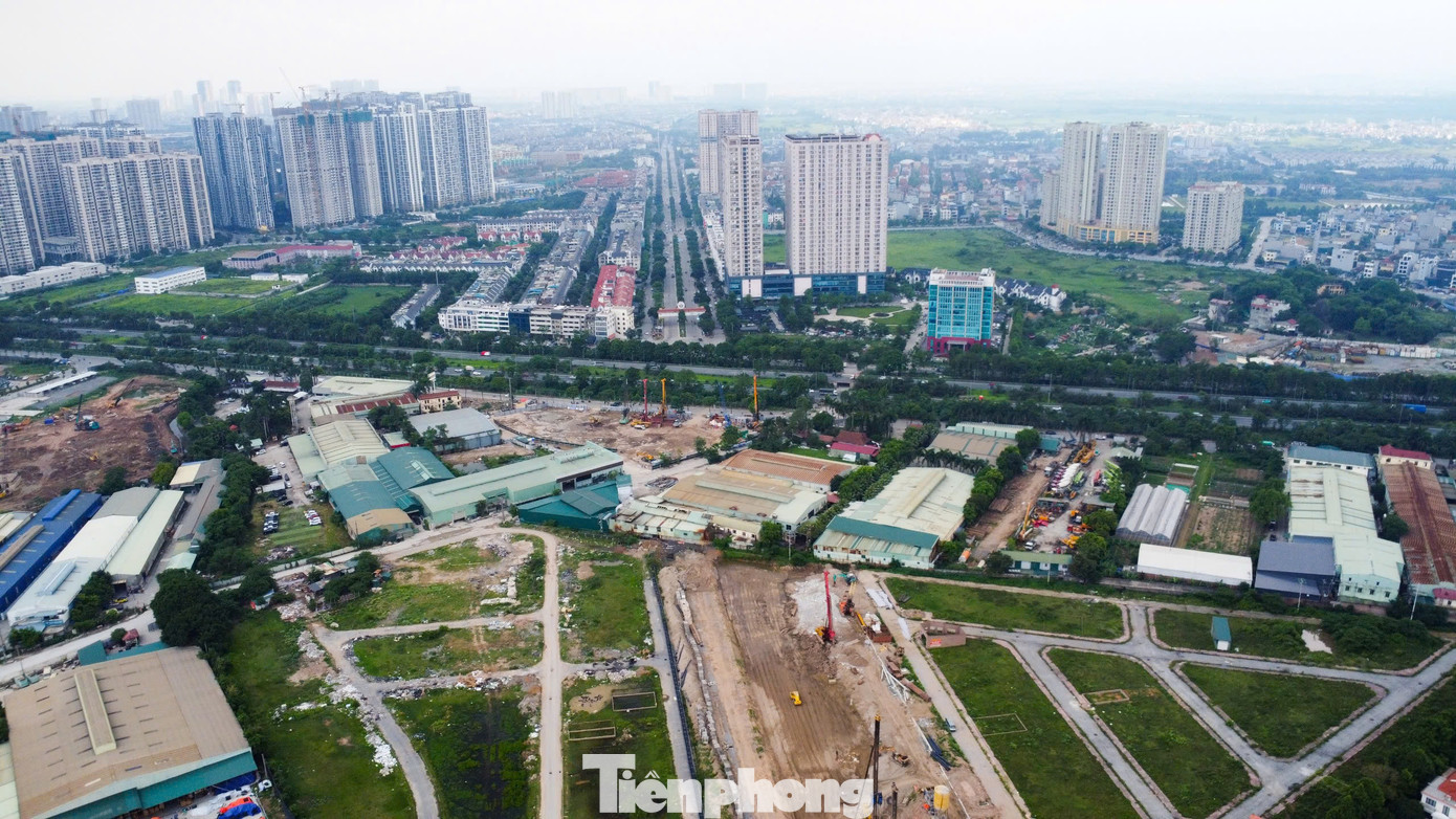 Dự án đường Vành đai 3,5 đoạn từ Đại lộ Thăng Long đến Quốc lộ 32 dài 5,5km, có tổng mức đầu tư hơn 1.795 tỷ đồng, do UBND huyện Hoài Đức (Hà Nội) làm chủ đầu tư. Công trình được khởi công từ năm 2017, theo kế hoạch sẽ hoàn thành sau một năm, tuy nhiên đến nay vẫn chưa được hoàn thiện.