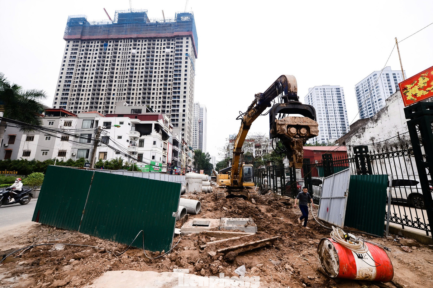 Những khu vực đã giải phóng mặt bằng đang được chỉnh trang và cải tạo để phù hợp với quy hoạch mở rộng tuyến đường. Các nhà thầu đang tập trung thi công hệ thống thoát nước thải tại khu vực trước Viện Sành sứ và Thủy tinh công nghiệp (Bộ Công Thương). Những khu vực đã giải phóng mặt bằng đang được chỉnh trang và cải tạo để phù hợp với quy hoạch mở rộng tuyến đường. Các nhà thầu đang tập trung thi công hệ thống thoát nước thải tại khu vực trước Viện Sành sứ và Thủy tinh công nghiệp (Bộ Công Thương).