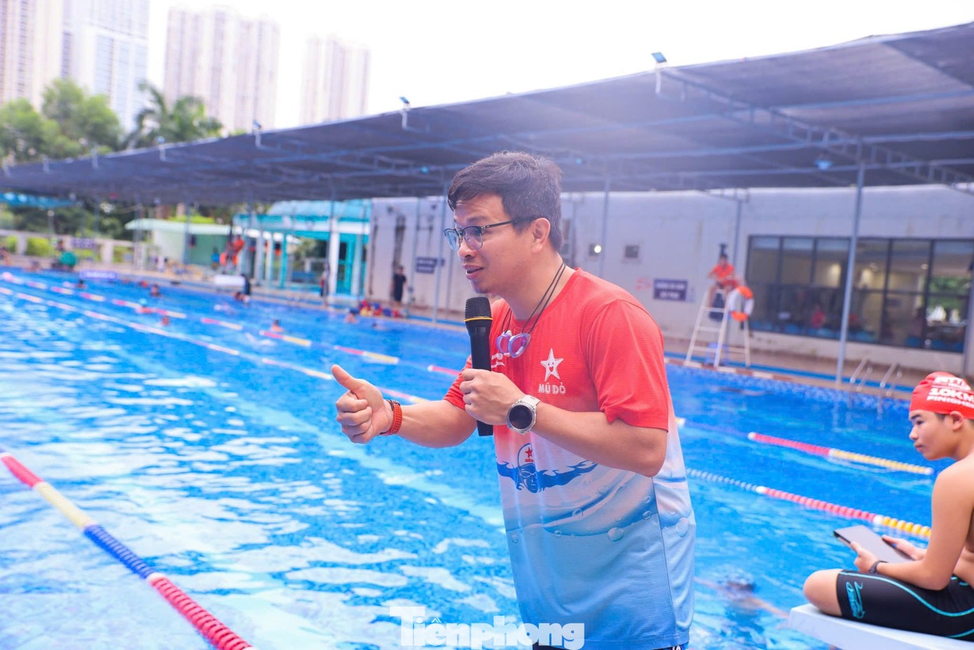“Ngày xưa tôi cũng không biết bơi và béo phì, sau đó học bơi để đẩy lùi bệnh tật. Biết đến giá trị của bơi lội, tôi cũng muốn các con của mình học bơi nên hướng dẫn con”, anh Thủy chia sẻ với phóng viên báo Tiền Phong về quá trình hình thành đội bơi Mũ Đỏ, “Bé lớn nhà tôi sau khi đã biết bơi chỉ ra bể vầy nước, rất chán, vì vậy tôi đã tập hợp nhiều bé khác và tạo thành một nhóm, kích thích sự hào hứng của các con...