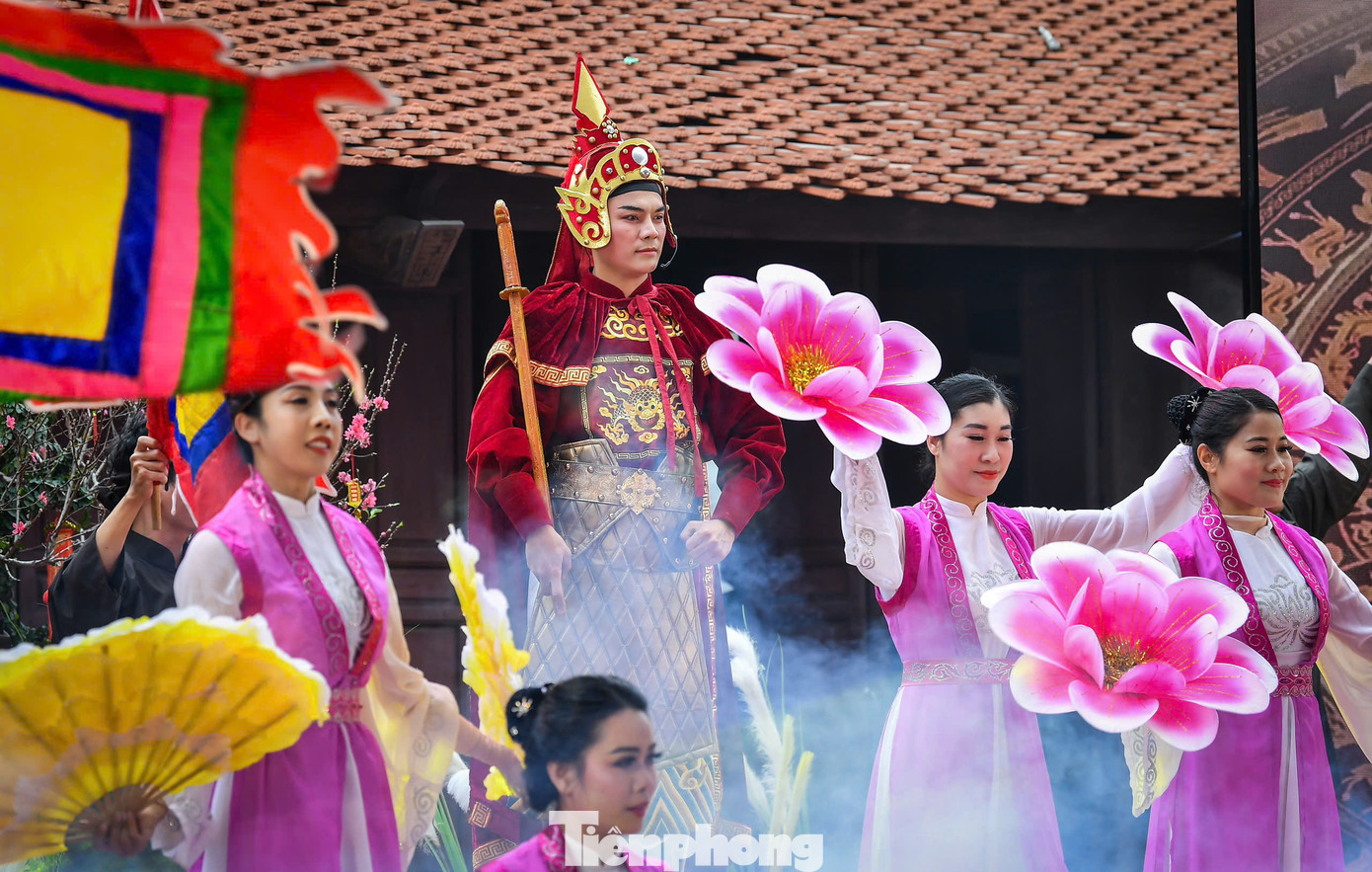 Đình Đại Phùng thuộc thôn Đại Phùng, xã Đan Phượng, huyện Đan Phượng, là một trong những ngôi đình cổ, có quy mô lớn ở Việt Nam. Đình Đại Phùng được xây dựng vào nửa cuối thế kỷ XVII, thờ Đức Thánh Tích Lịch Hỏa Quang Thượng đẳng thần và tướng quân Vũ Hùng - người có công dẹp giặc dưới thời nhà Trần ở thế kỷ XIV.