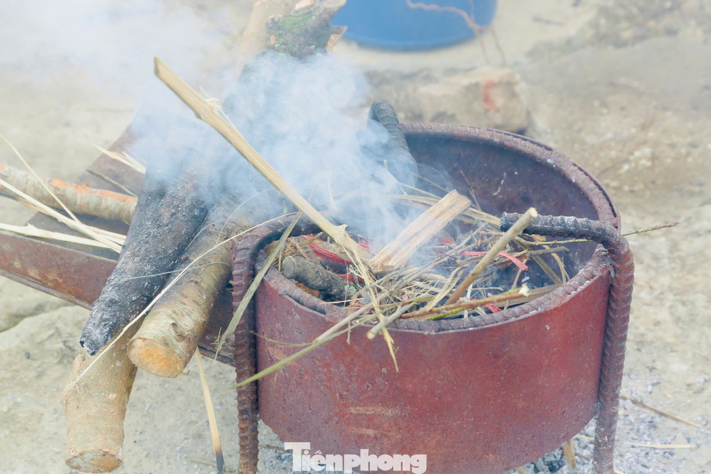 Để xua tan cái lạnh đặc trưng nơi vùng cao sương giá, người dân bán đào Tết đốt lửa sưởi ấm chờ khách. Để xua tan cái lạnh đặc trưng nơi vùng cao sương giá, người dân bán đào Tết đốt lửa sưởi ấm chờ khách.