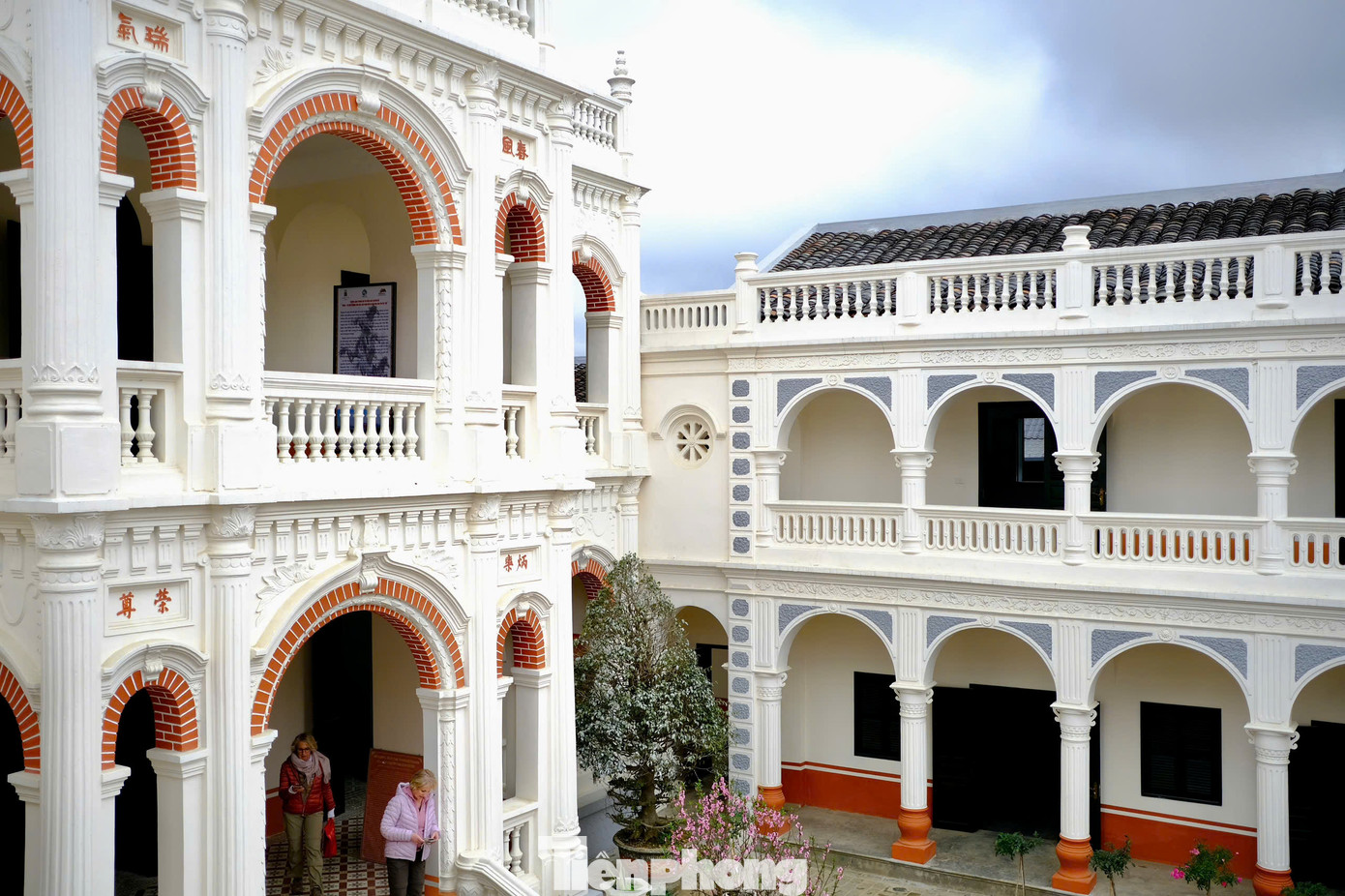 Dinh thự có tổng diện tích 10.000m2, gồm 36 phòng, thiết kế theo lối kiến trúc Á - Âu, với hình chữ nhật liên hoàn khép kín. Xung quanh tường có nhiều lỗ châu mai, có đường đi trên thành cho lính gác đi tuần. Phía sau có hệ thống đường hầm thoát hiểm. Dinh thự có tổng diện tích 10.000m2, gồm 36 phòng, thiết kế theo lối kiến trúc Á - Âu, với hình chữ nhật liên hoàn khép kín. Xung quanh tường có nhiều lỗ châu mai, có đường đi trên thành cho lính gác đi tuần. Phía sau có hệ thống đường hầm thoát hiểm.