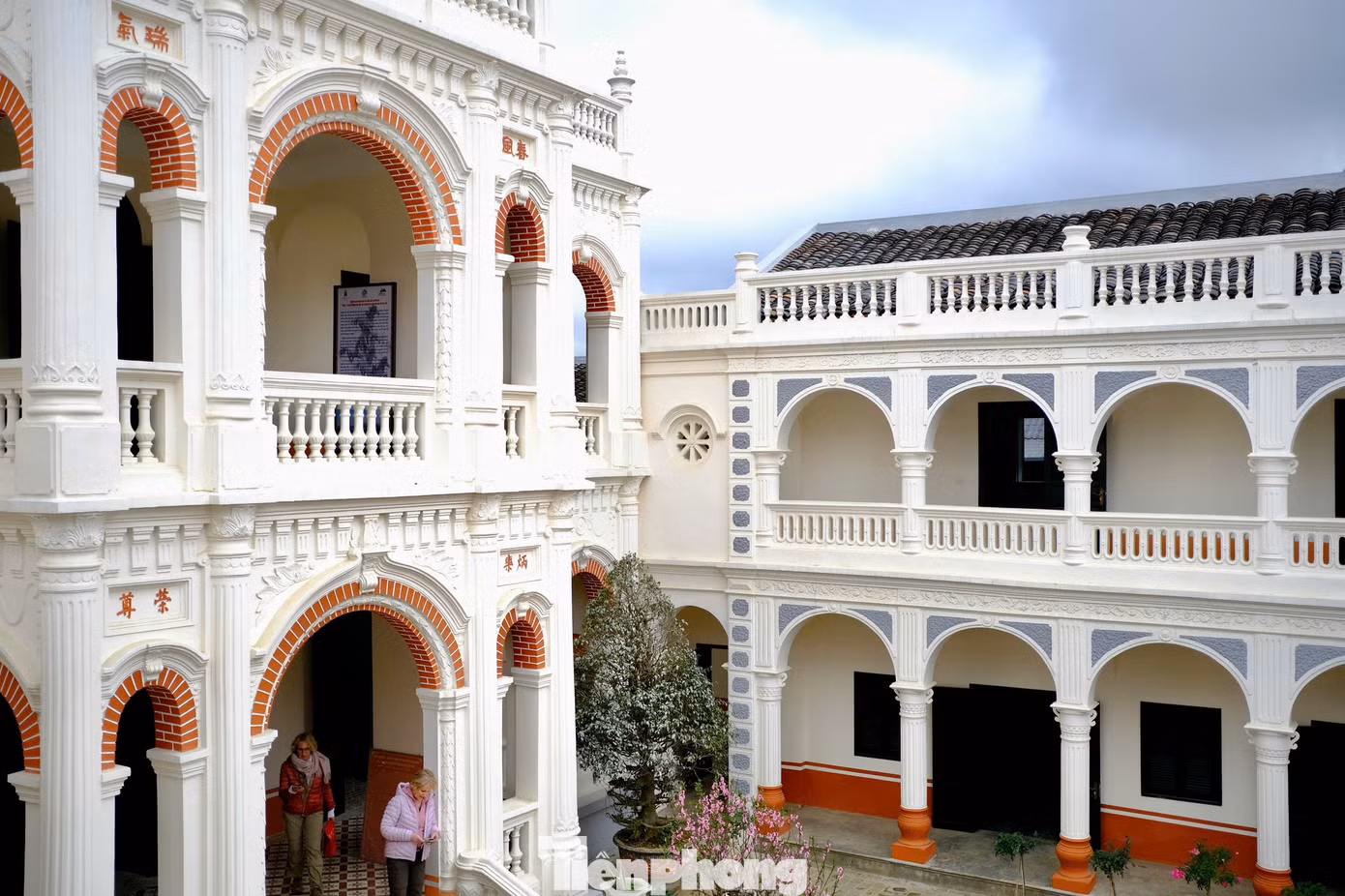 Dinh thự có tổng diện tích 10.000m2, gồm 36 phòng, thiết kế theo lối kiến trúc Á - Âu, với hình chữ nhật liên hoàn khép kín. Xung quanh tường có nhiều lỗ châu mai, có đường đi trên thành cho lính gác đi tuần. Phía sau có hệ thống đường hầm thoát hiểm. Dinh thự có tổng diện tích 10.000m2, gồm 36 phòng, thiết kế theo lối kiến trúc Á - Âu, với hình chữ nhật liên hoàn khép kín. Xung quanh tường có nhiều lỗ châu mai, có đường đi trên thành cho lính gác đi tuần. Phía sau có hệ thống đường hầm thoát hiểm.