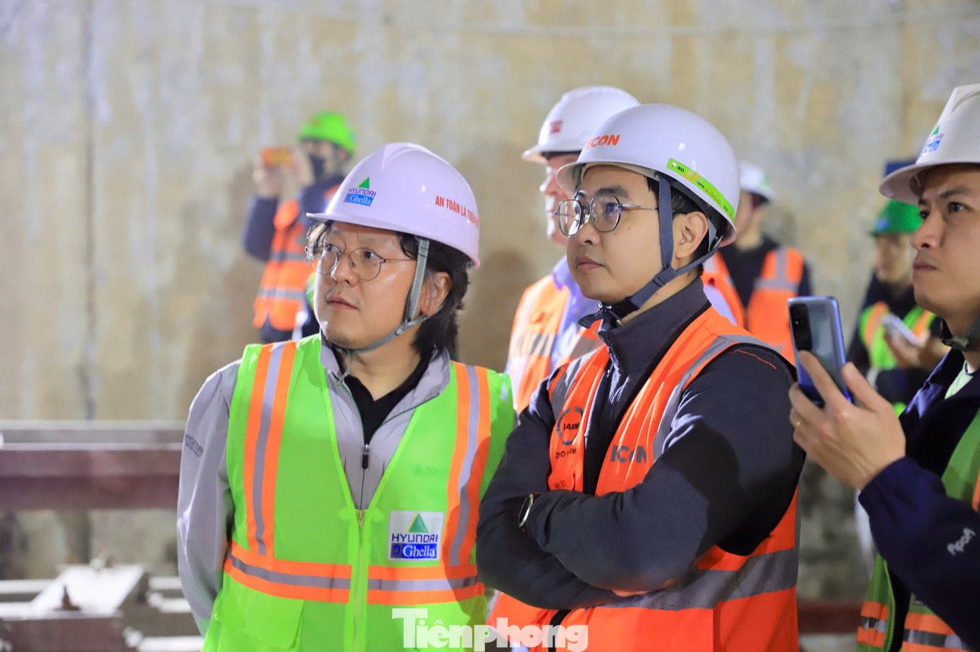 Ngay từ sáng 7/3, công tác chuẩn đã sẵn sàng. Các kỹ sư, công nhân của nhà thầu thi công ngóng chờ phút giây TBM “Thần tốc” xuyên lòng đất tiến vào ga S10. Ngay từ sáng 7/3, công tác chuẩn đã sẵn sàng. Các kỹ sư, công nhân của nhà thầu thi công ngóng chờ phút giây TBM “Thần tốc” xuyên lòng đất tiến vào ga S10.