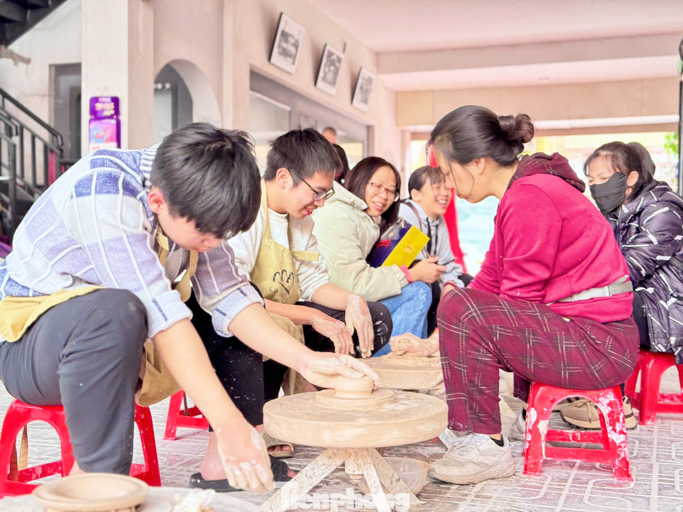 Đặc biệt trong những ngày đầu Xuân, du khách được trải nghiệm nghề làm gốm, làm quen với bàn xoay, các thao tác với đất sét để có thể tạo hình được những sản phẩm mình mong muốn.