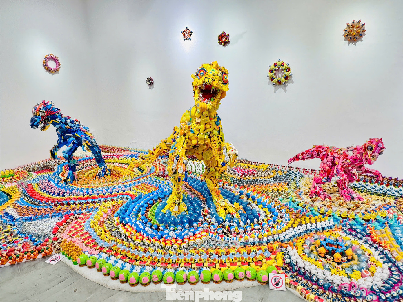 Triển lãm “Kỷ nguyên Nhựa” của nghệ sĩ Nhật Bản Fuji Hiroshi đang thu hút đông đảo công chúng ở mọi lứa tuổi ở Hà Nội. Ông là một nghệ sĩ đương đại nổi bật của Nhật Bản, sự nghiệp gắn liền với các dự án nghệ thuật cộng đồng mang thông điệp bảo vệ môi trường.