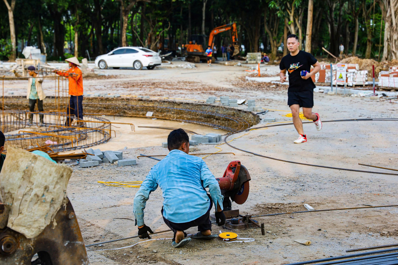 Hiện tại các đơn vị thi công đang tiến hành cải tạo sửa chữa, hoàn thiện những hạng mục cuối trong khuôn viên Công viên Cầu Giấy. Hệ thống lòng đường, vỉa hè đi bộ trong công viên đã được sửa sang, lát mới toàn bộ.