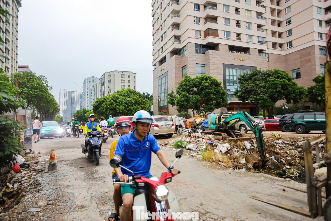 Ông Công Sơn nhà ở phố Hoa Bằng chia sẻ: "Khi biết tin dự án mở rộng ngõ 381 Nguyễn Khang sẽ được khởi động người dân chúng tôi rất vui mừng, ngõ phố sắp tới có diện mạo khang trang, sạch đẹp và quan trọng nhất là hạn chế tình trạng ùn tắc, tuy nhiên đến nay dự án lại tiếp tục đắp chiếu, chưa hẹn ngày thi công trở lại nên chúng tôi rất sốt ruột". Ông Công Sơn nhà ở phố Hoa Bằng chia sẻ: "Khi biết tin dự án mở rộng ngõ 381 Nguyễn Khang sẽ được khởi động người dân chúng tôi rất vui mừng, ngõ phố sắp tới có diện mạo khang trang, sạch đẹp và quan trọng nhất là hạn chế tình trạng ùn tắc, tuy nhiên đến nay dự án lại tiếp tục đắp chiếu, chưa hẹn ngày thi công trở lại nên chúng tôi rất sốt ruột".