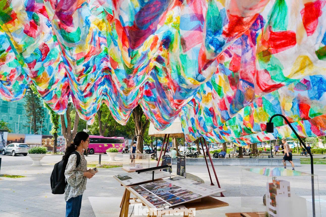 Việc sử dụng vật liệu bản địa, thô mộc không chỉ tôn vinh giá trị văn hóa mà còn tạo ra sự kết nối hài hòa giữa con người và không gian sống.