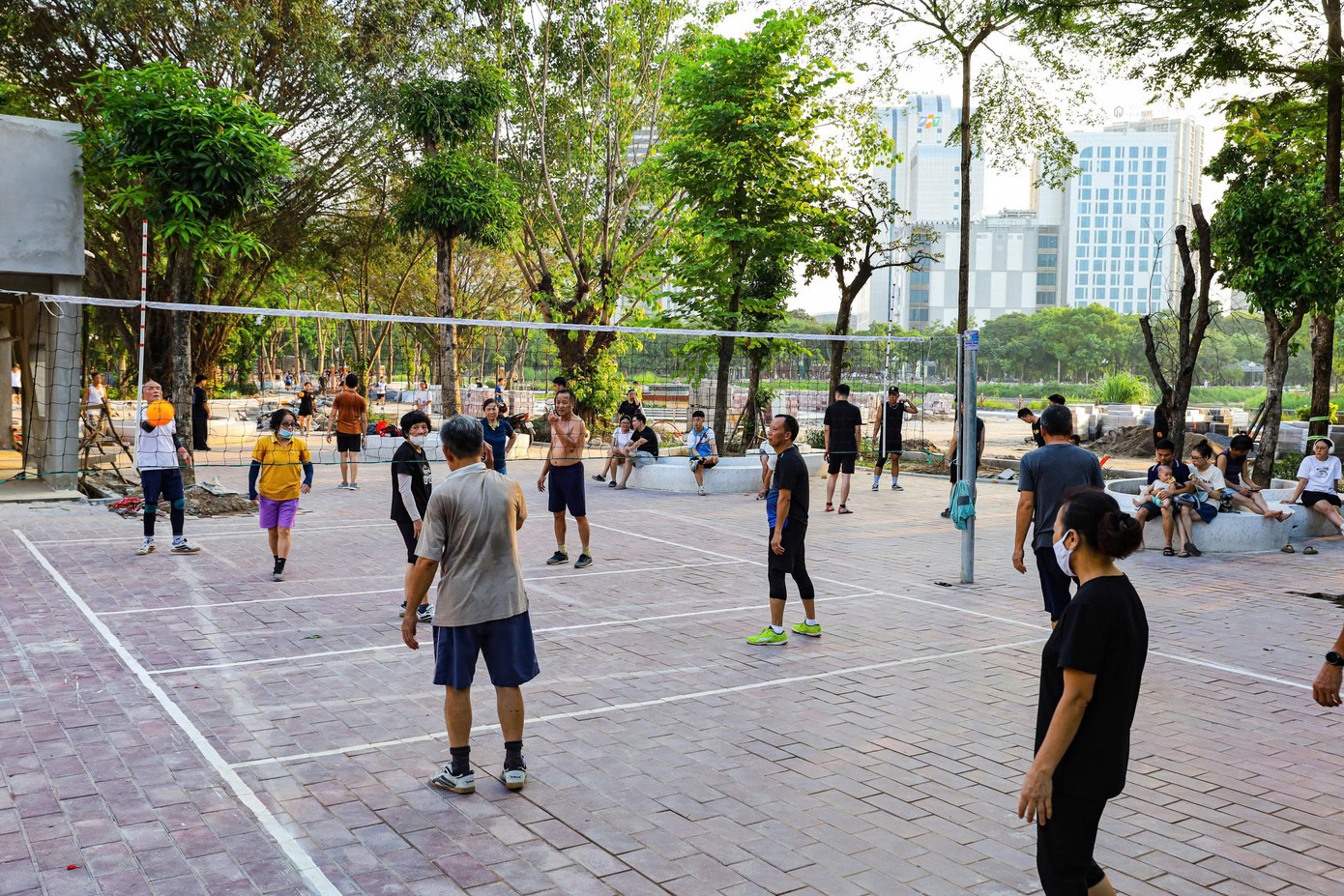 Người dân chọn cách "chia sẻ không gian" với công trường để duy trì thói quen vận động mỗi ngày, bất chấp những bất tiện, nguy hiểm tiềm ẩn. Bất chấp tiếng ồn máy móc, nhiều người vẫn duy trì thói quen tập thể dục hàng ngày đánh bóng chuyền, đá cầu...