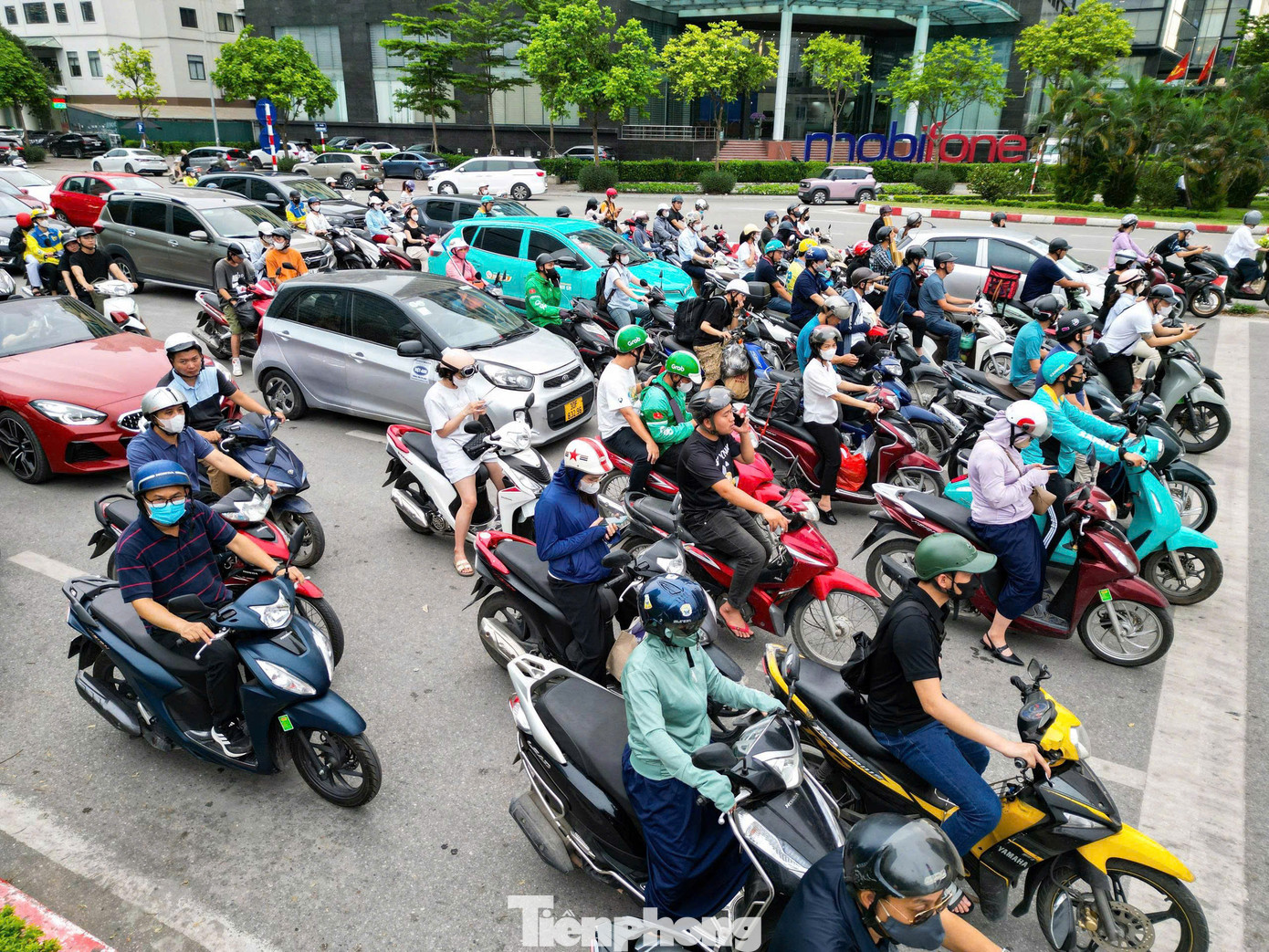 Khu vực này dày đặc các tòa nhà văn phòng, cơ sở y tế, trường học và dân cư đông đúc... đang gây áp lực lớn lên hạ tầng giao thông.