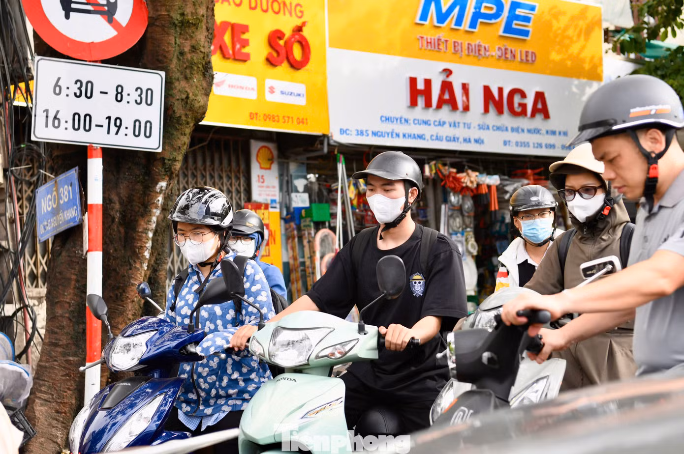 Dù lực lượng chức năng căng mình điều tiết giao thông mỗi ngày nhưng người dân vẫn phải chật vật khi di chuyển qua đây nhất là vào các khung giờ cao điểm.