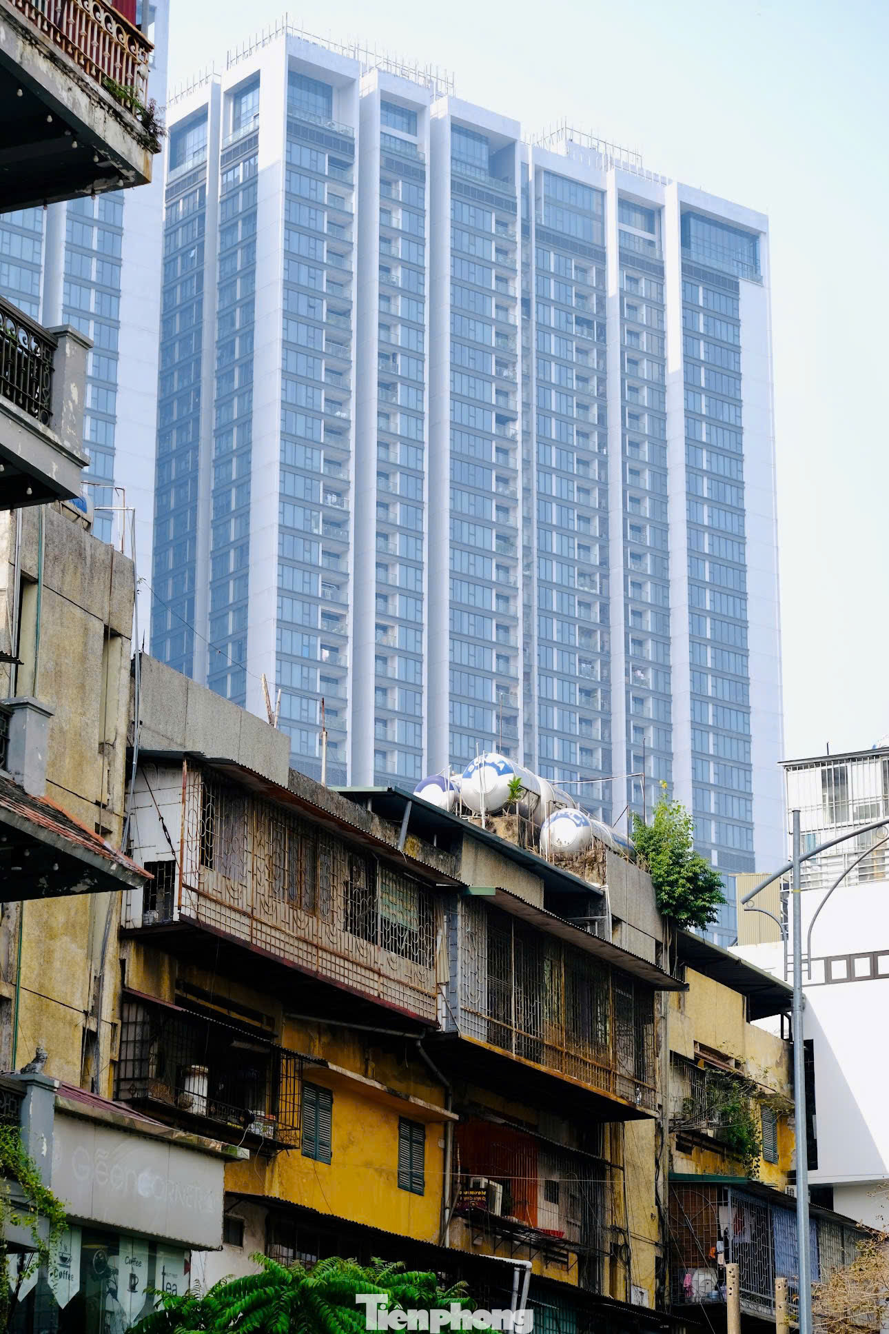 Giữa lòng Thủ đô, có không ít những tòa nhà chung cư cao cấp mọc lên bên cạnh các khu tập thể cũ kỹ đã tồn tại hàng chục năm qua.