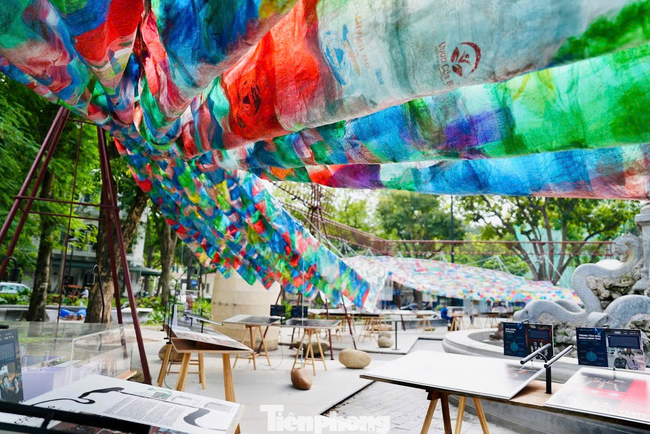 Kiến trúc sư Vương Đạo Hoàng, Trưởng Ban tổ chức chia sẻ về thông điệp của triển lãm: “Những vật liệu từng bị loại bỏ, khi được tái sinh, không còn là rác thải mà trở thành chất liệu cho sự suy ngẫm. Những người làm kiến trúc cần đối diện với hậu quả của lối sống tiêu thụ và chủ động tìm kiếm những hướng đi bền vững hơn cho môi trường sống".