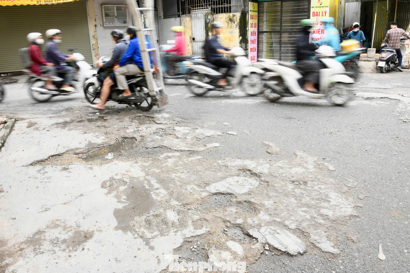 Ông Việt Tiến, người sinh sống lâu năm ở khu vực này cho biết, tình trạng mặt ngõ lồi lõm tồn tại suốt nhiều năm nay nhưng vẫn chưa được giải quyết triệt để. “Khu vực này cứ nắng thì bụi bẩn bay mù mịt, còn mưa thì đường ngập. Chúng tôi mong muốn chính quyền sớm làm lại con ngõ để mọi người, nhất là các cháu học sinh đi lại đỡ khổ", ông Tiến nói. Ông Việt Tiến, người sinh sống lâu năm ở khu vực này cho biết, tình trạng mặt ngõ lồi lõm tồn tại suốt nhiều năm nay nhưng vẫn chưa được giải quyết triệt để. “Khu vực này cứ nắng thì bụi bẩn bay mù mịt, còn mưa thì đường ngập. Chúng tôi mong muốn chính quyền sớm làm lại con ngõ để mọi người, nhất là các cháu học sinh đi lại đỡ khổ", ông Tiến nói.